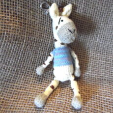 Kykg-knitted-giraffe-keyring-handcrafted-for-sale-bazaar-africa